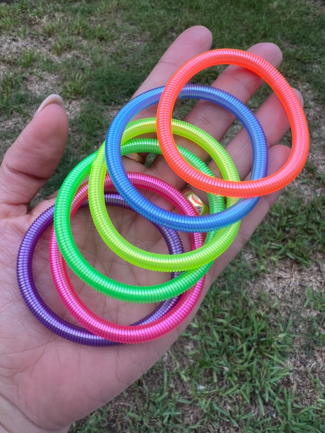 Bracelet retro neon slinky x6 units THIN